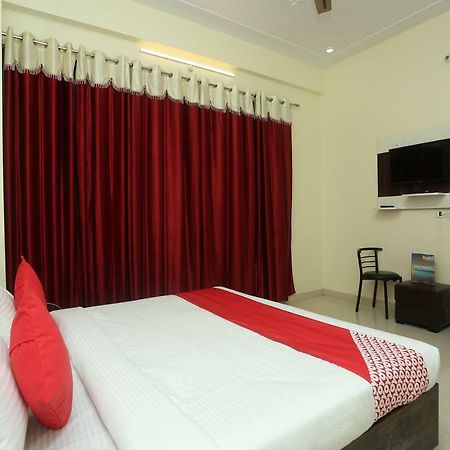 Oyo 16995 Sr Blessings Hotel Chinhat Bagian luar foto