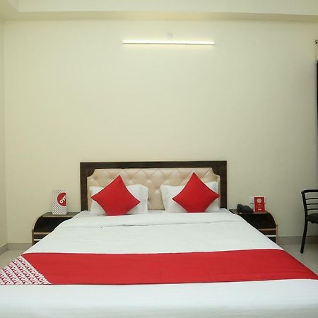 Oyo 16995 Sr Blessings Hotel Chinhat Bagian luar foto