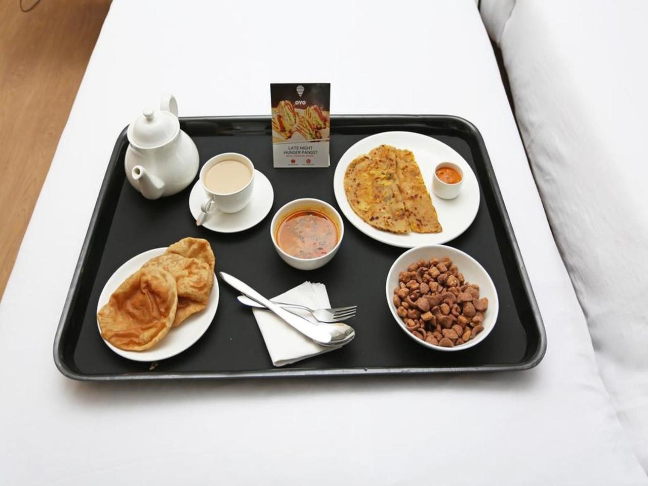 Oyo 16995 Sr Blessings Hotel Chinhat Bagian luar foto