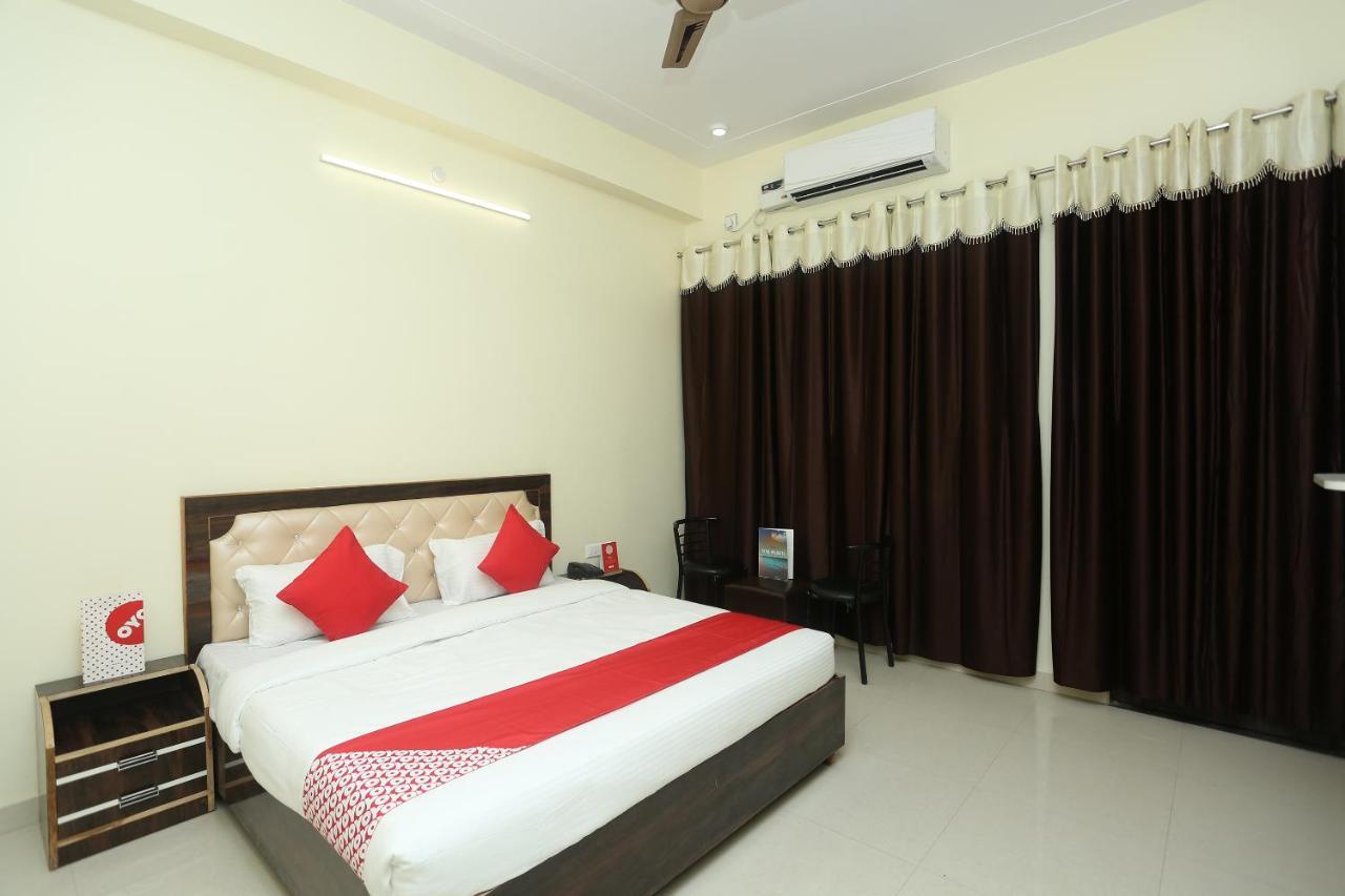 Oyo 16995 Sr Blessings Hotel Chinhat Bagian luar foto