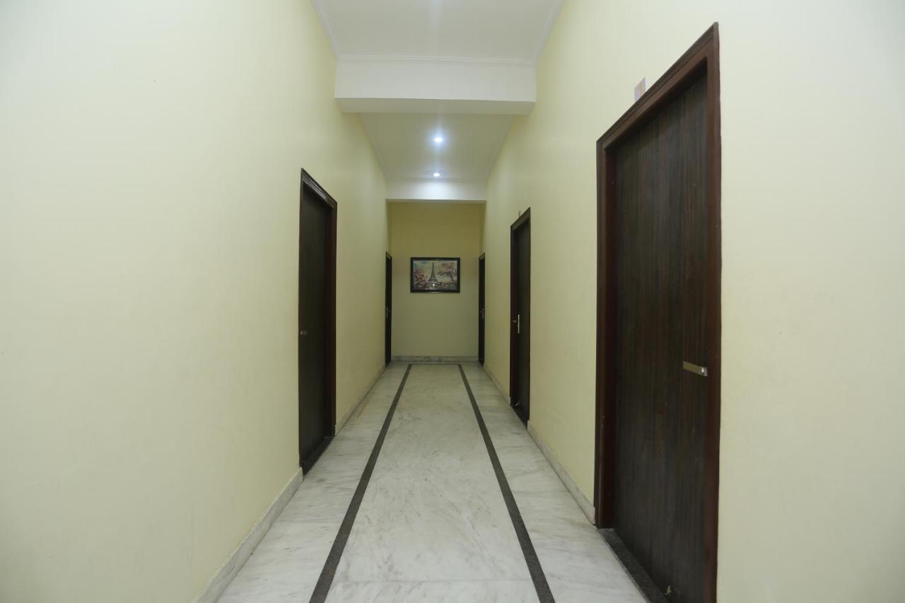 Oyo 16995 Sr Blessings Hotel Chinhat Bagian luar foto