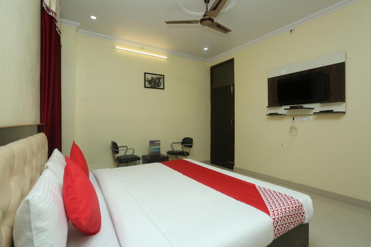 Oyo 16995 Sr Blessings Hotel Chinhat Bagian luar foto