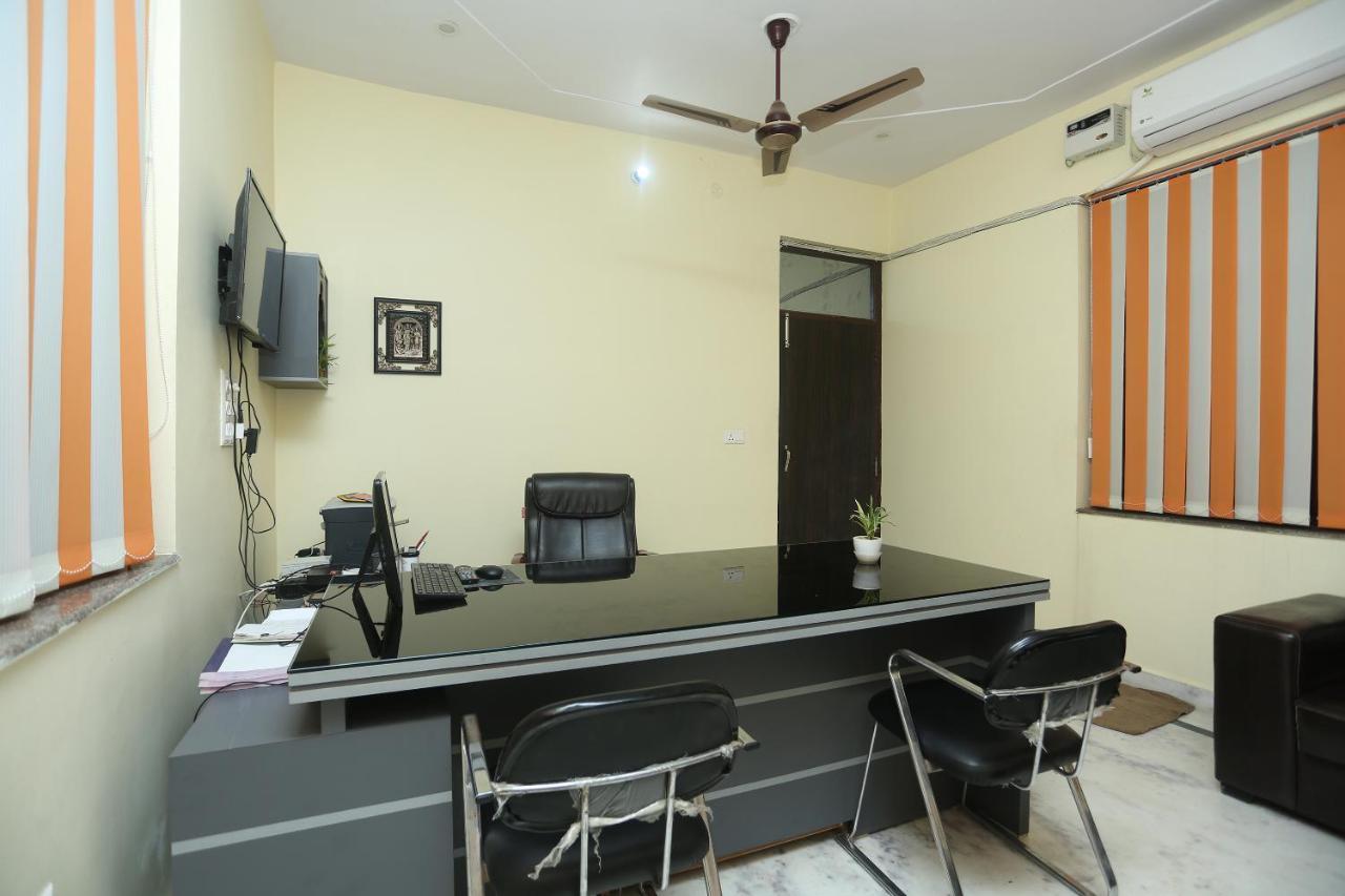 Oyo 16995 Sr Blessings Hotel Chinhat Bagian luar foto