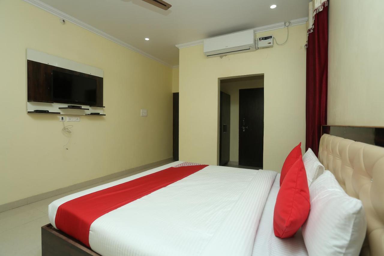 Oyo 16995 Sr Blessings Hotel Chinhat Bagian luar foto