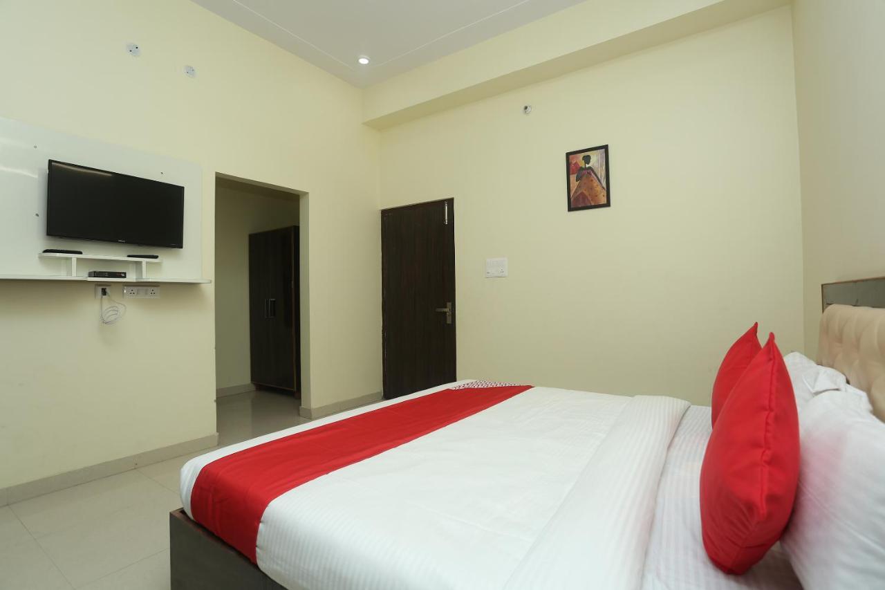 Oyo 16995 Sr Blessings Hotel Chinhat Bagian luar foto