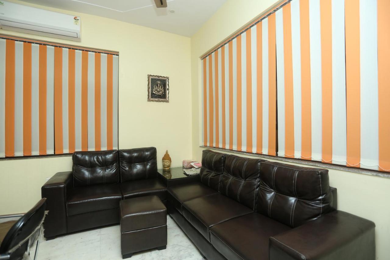 Oyo 16995 Sr Blessings Hotel Chinhat Bagian luar foto
