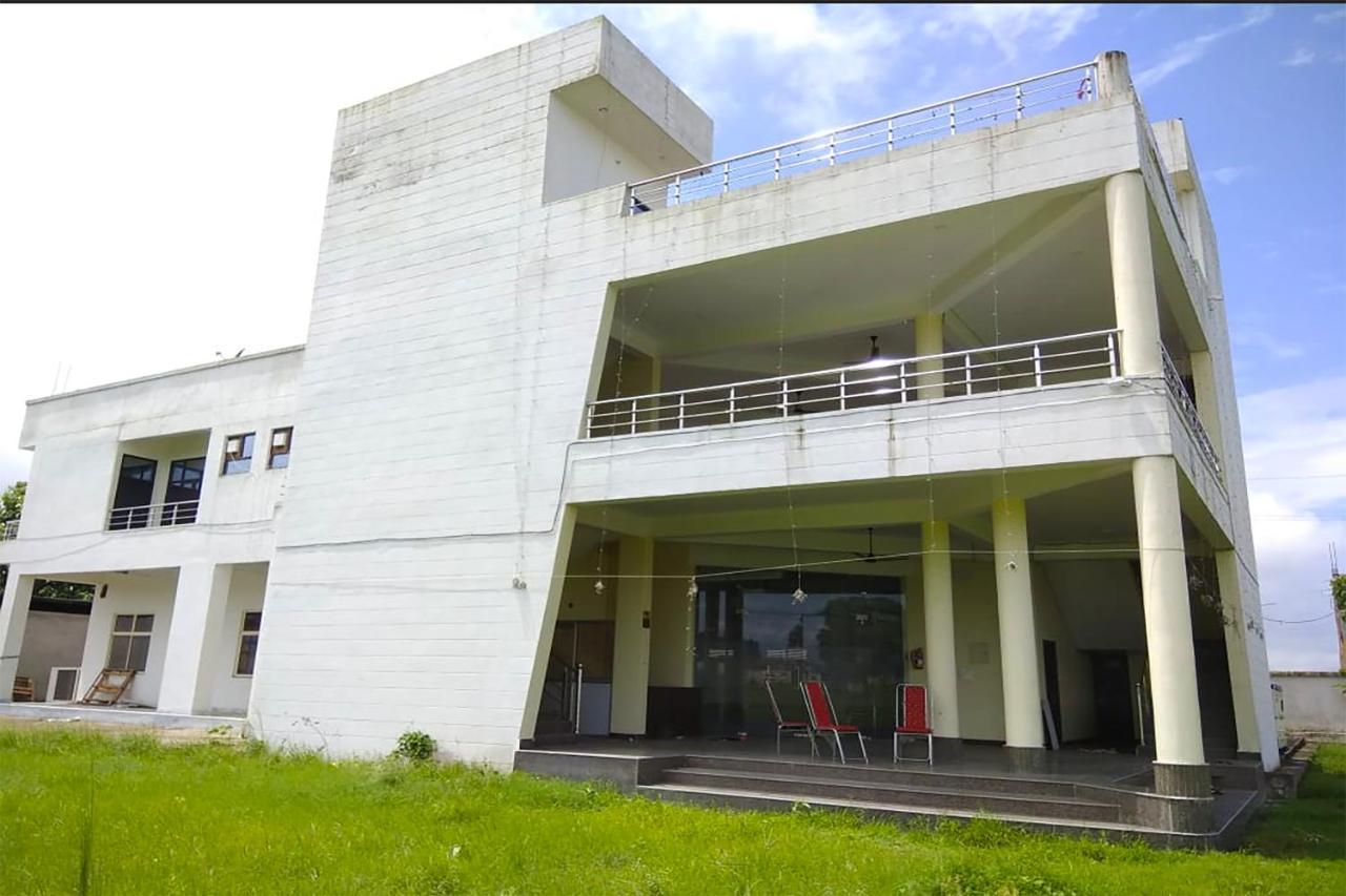 Oyo 16995 Sr Blessings Hotel Chinhat Bagian luar foto