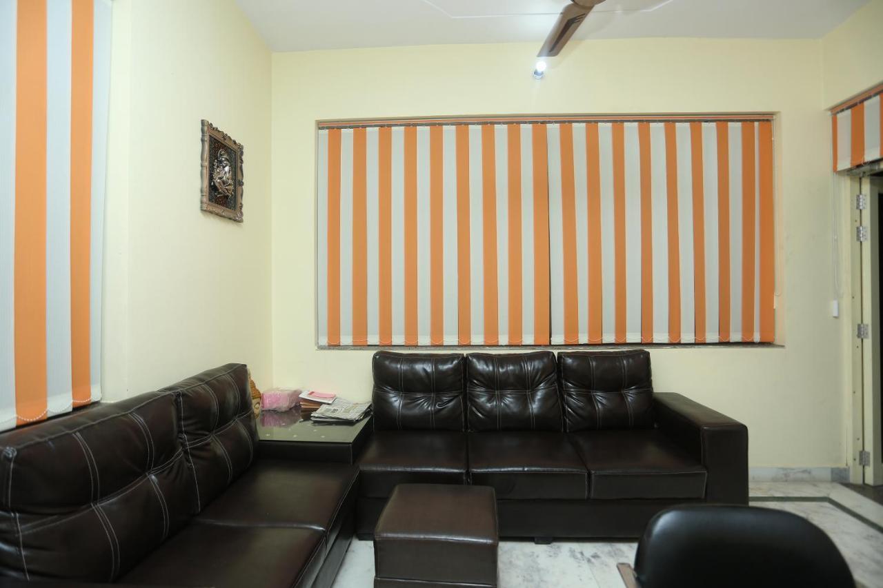 Oyo 16995 Sr Blessings Hotel Chinhat Bagian luar foto