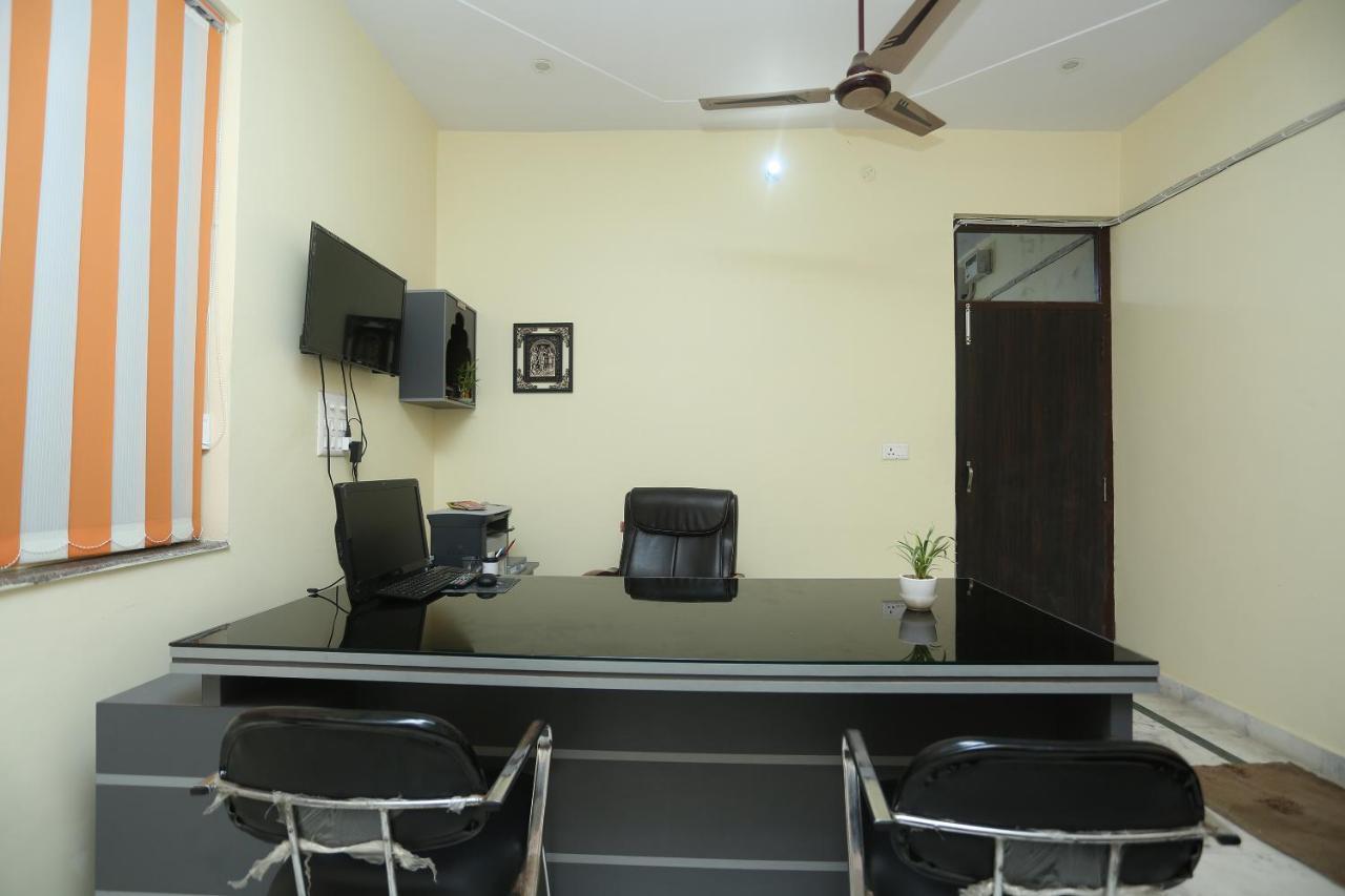 Oyo 16995 Sr Blessings Hotel Chinhat Bagian luar foto