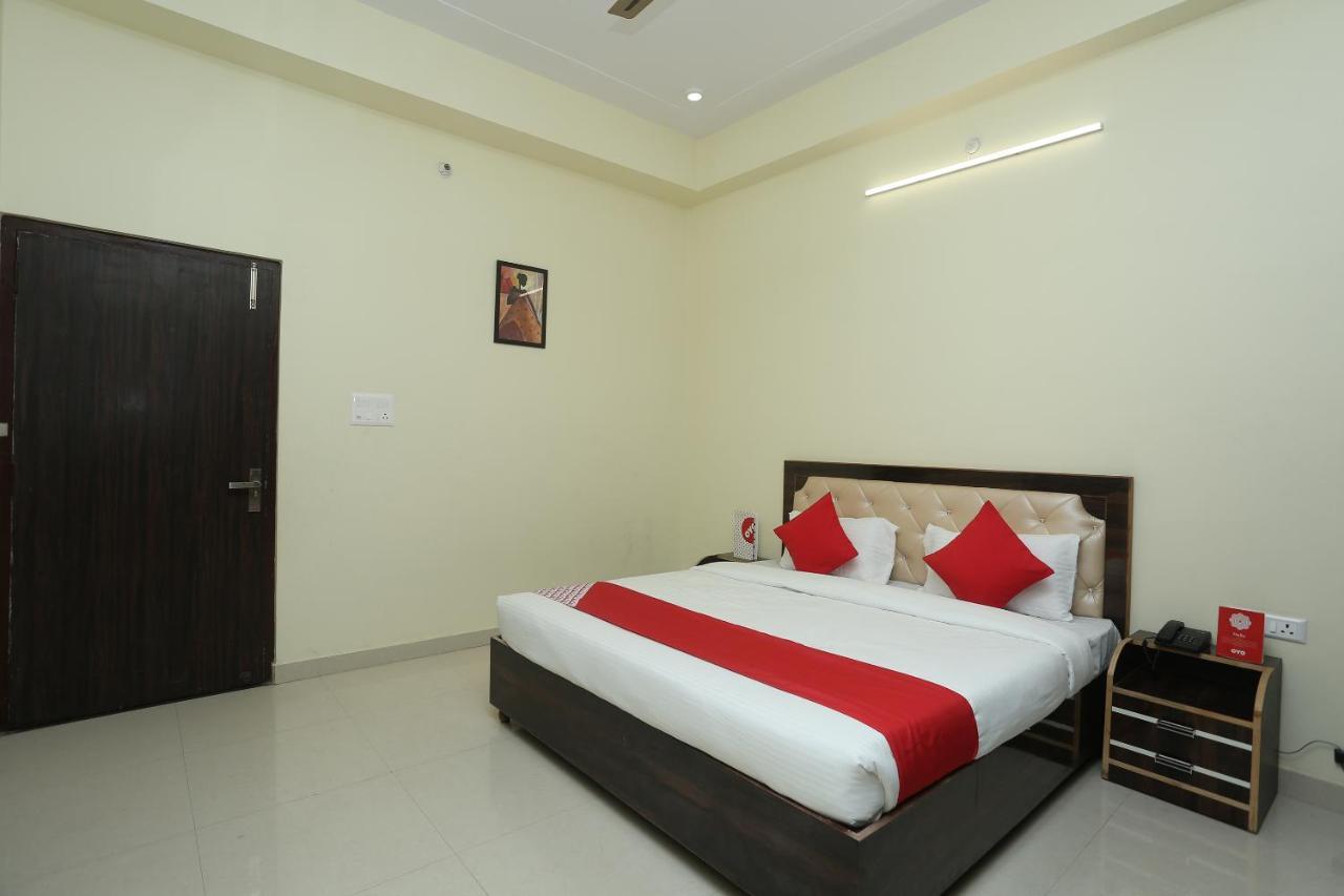 Oyo 16995 Sr Blessings Hotel Chinhat Bagian luar foto