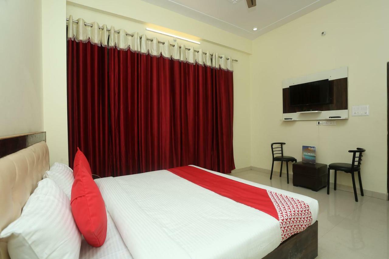 Oyo 16995 Sr Blessings Hotel Chinhat Bagian luar foto