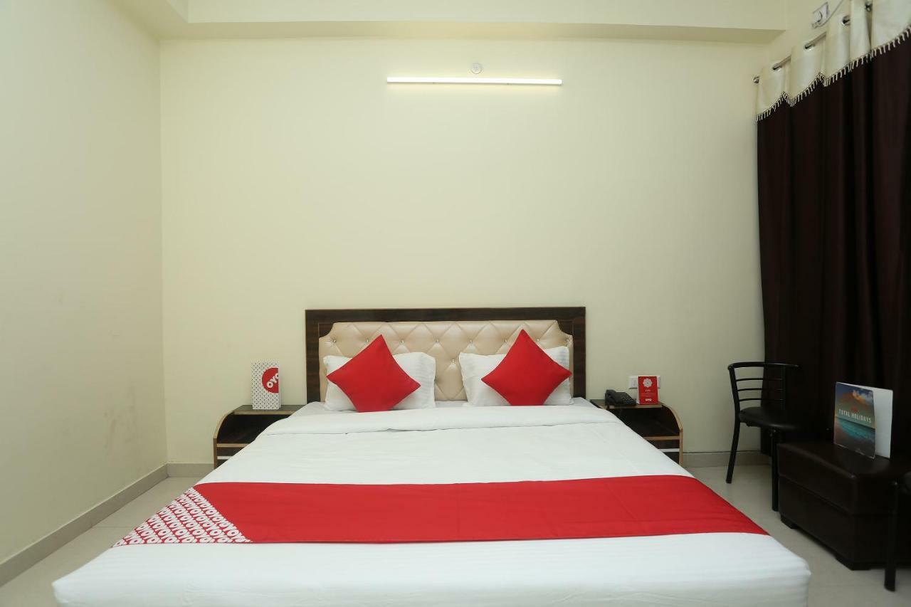 Oyo 16995 Sr Blessings Hotel Chinhat Bagian luar foto