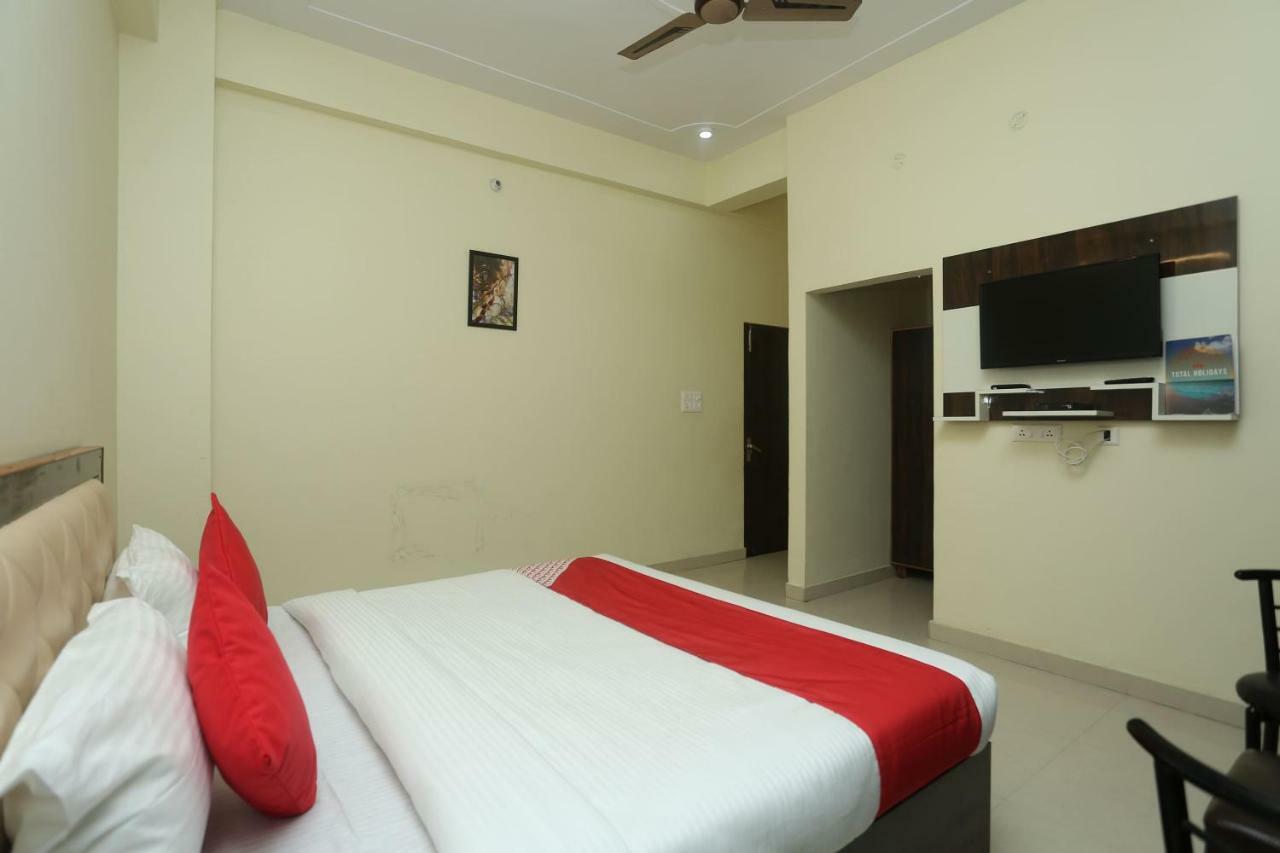 Oyo 16995 Sr Blessings Hotel Chinhat Bagian luar foto