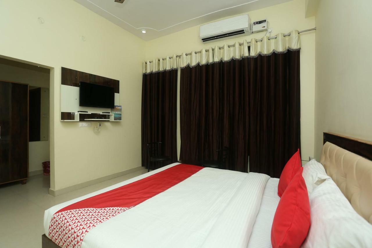 Oyo 16995 Sr Blessings Hotel Chinhat Bagian luar foto