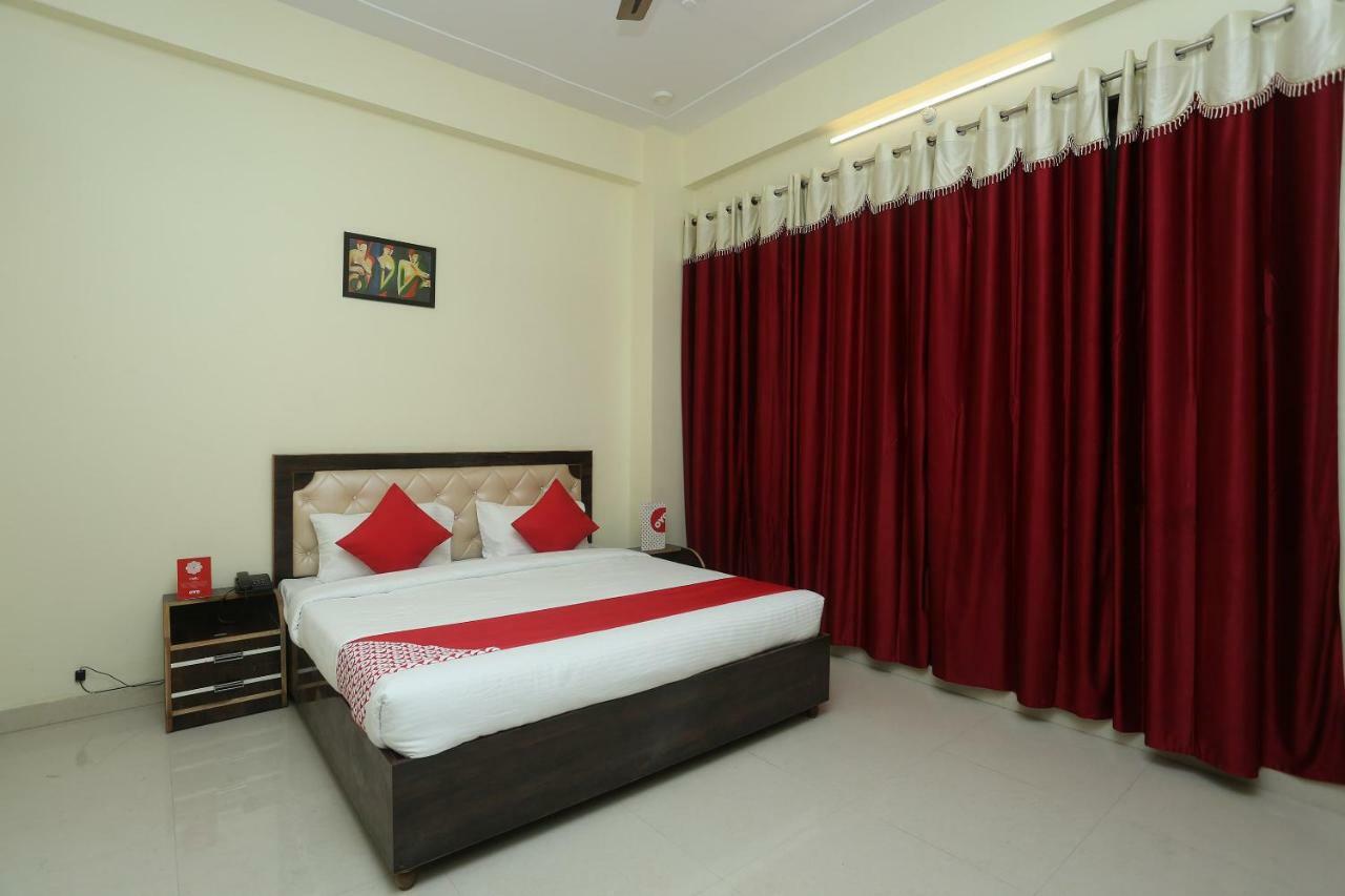 Oyo 16995 Sr Blessings Hotel Chinhat Bagian luar foto