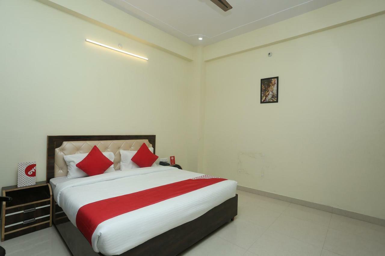 Oyo 16995 Sr Blessings Hotel Chinhat Bagian luar foto